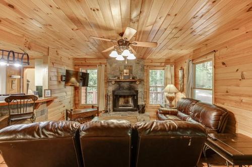 Cleveland House | Inviting Cabin with Jacuzzi & Spa Near Helen - Rated 9.2/10