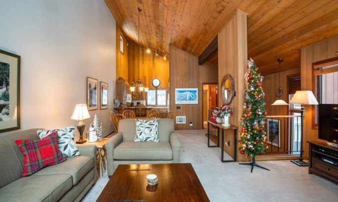 Mammoth Lakes Cabin | Cozy Cabin with Hot Tub & Vaulted Ceilings Near Lifts