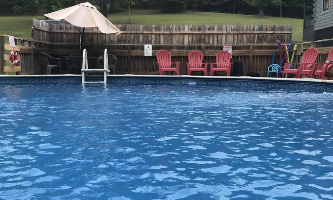 Stanton Cabin | Family-Friendly Cabin with Pool and Wi-Fi for 10 Guests