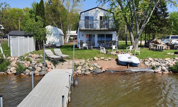 Isanti Cabin | Escape to a Cabin Retreat with Pool and Ocean Views