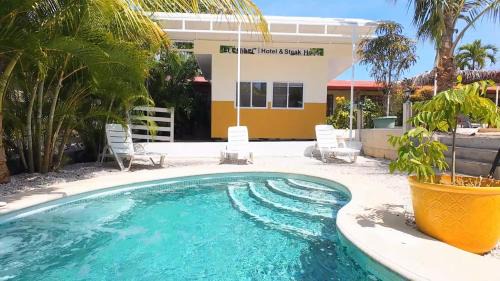 Puerto Carrillo Hotel | Relaxing Getaway at Cabinas El Colibri with Pool & Pets