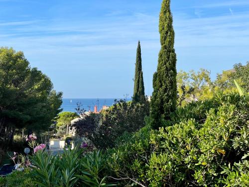 Sausset-les-Pins Apartment | Discover Cabine27: Guest Rated 9.4 with Restaurant Access