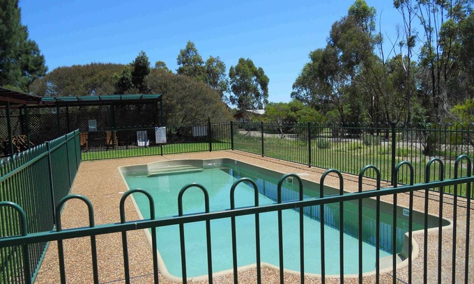 Pokolbin Cottage | Relaxing Twin Trees Country Cottages with Pool & Breakfast