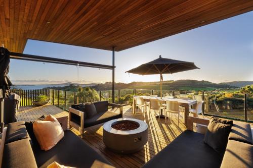 Oneroa Apartment | Scenic Cable Bay Views with Hot Tub and Breakfast Included