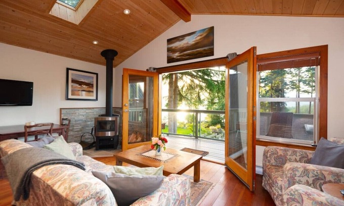 Bowen Island Apartment | Cozy Caboose: Ocean & Mountain Views for Memorable Stays