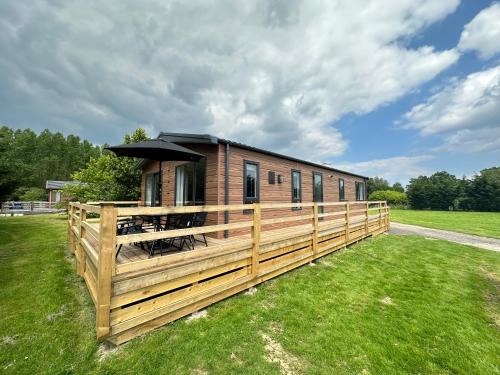 Abbess Roding House | Guest Rated 10/10: Cackle Hill Lakes, Heron Lodge Getaway