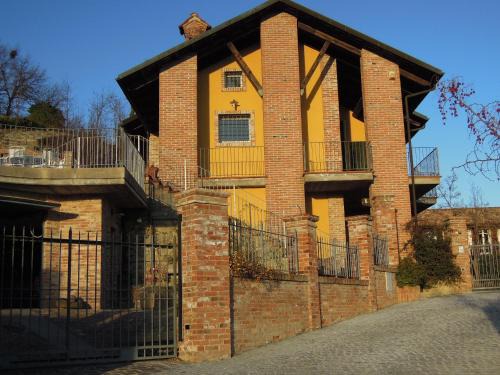 Guarene House | Family-Friendly Retreat at Cad'Teresot with Breakfast Included