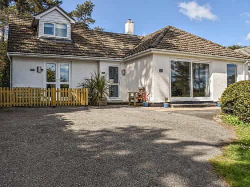 Carlyon Bay House | Pet-Friendly Retreat: Caddie - Uk11038 with 9/10 Rating