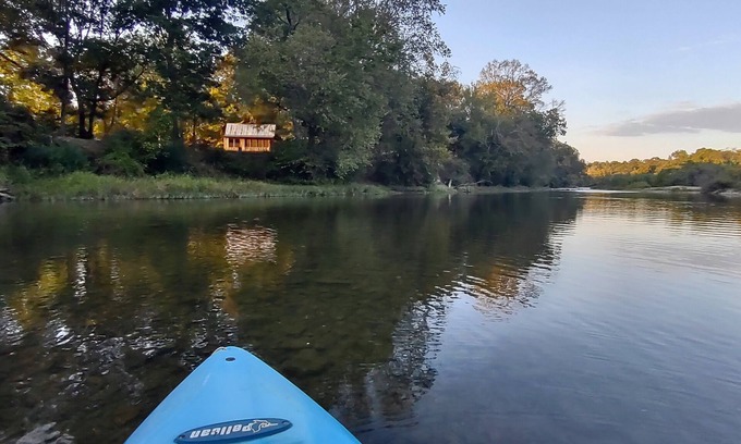 Caddo Gap Cabin | Idyllic Caddo River Shack: Pet-Friendly Retreat with Kayaks
