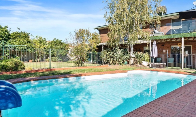 Yarrawonga House | Cade Retreat perfect for golfers or larger groups.