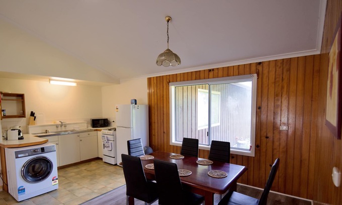 Burnt Pine Cottage | Convenient Cadel’s Cottage: Steps to Shopping & Beach