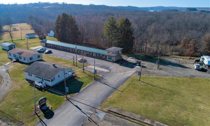 Short Creek Hotel | Cozy Cadiz Motel: Pet-Friendly Stay with Great Reviews