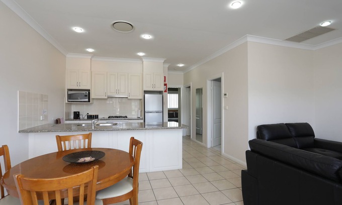 West Tamworth Hotel | Exceptional Cadman Motor Inn & Apartments with Pool Access