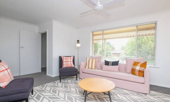 Orange Villa | Stylish Cadogan House in CBD with Family-Friendly Amenities
