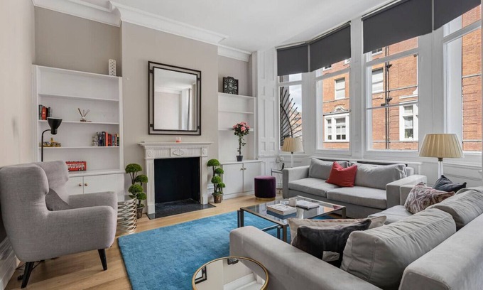 Brompton & Hans Town Apartment | Cadogan Square Residence - High Ceilings & Balcony