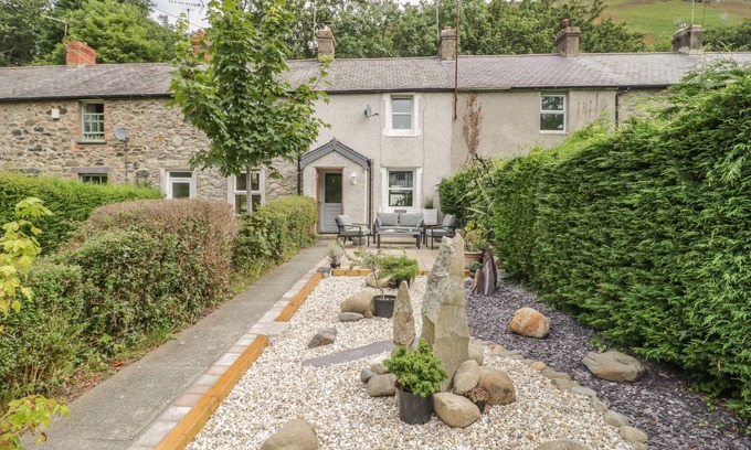 Dwygyfylchi Cottage | CAE BACH: Pet-Friendly Retreat with Ocean Views in Dwygyfylchi