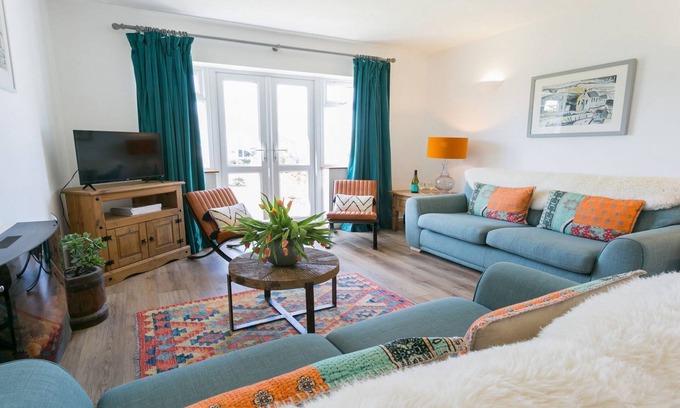 Edern Cottage | Family-Friendly Cae Calch: Ideal for Up to 6 Guests