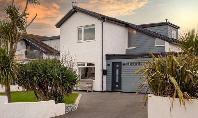 Rhosneigr House | Explore Cae Cloc - Cozy 3-Bed Retreat in Rhosneigr