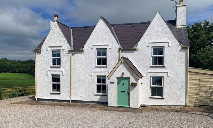 Dwyran House | Pet-Friendly CAE DU with Hot Tub in Beautiful Niwbwrch