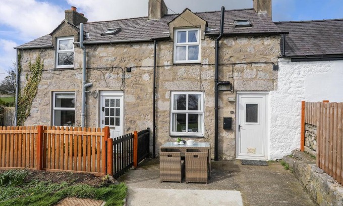 Beaumaris House | Pet-Friendly Cae Person: Rated 10/10 by Guests