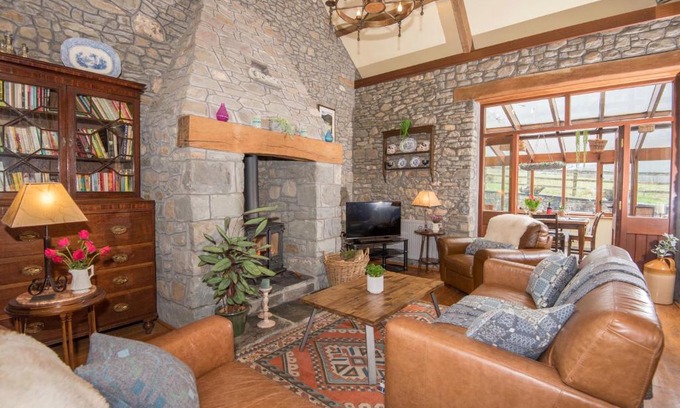 Llandovery House | Experience Cae'r Beili: 4-Star Stay with Breakfast Included