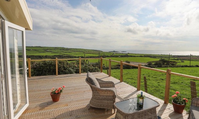 Aberdaron House | Pet-Friendly Retreat at Cae'r Wylan - 4-Star Stay Awaits!