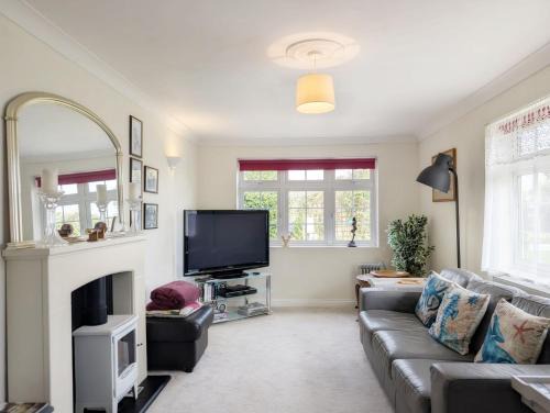 Selsey House | Child-Friendly Caedwalla House: Guest Rated 9.8 in Selsey