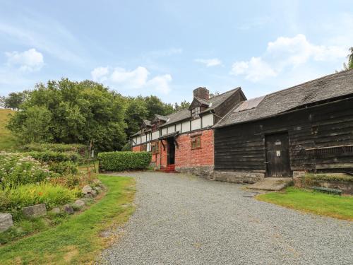 Caersws House | Pet-Friendly Haven: Caerau Farm House Awaits Your Stay