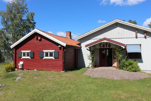 Vasteras Municipality House | Family-Friendly Café Björnen: Oceanfront Getaway Awaits