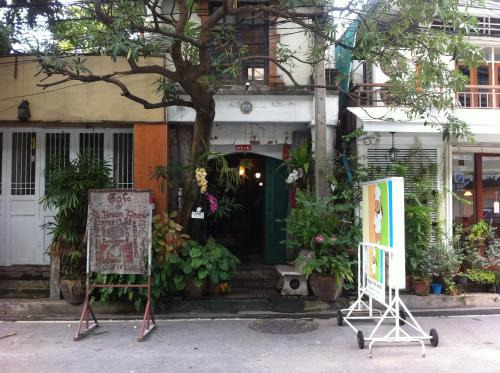 Wat Sam Phraya House | Kid-Friendly Stay at Café de Baan Raow with Kitchen Access