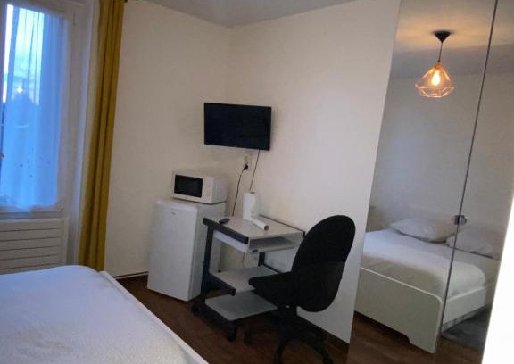 Bessancourt Hotel | Welcoming Café de la Gare: Child-Friendly Getaway