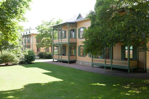 Ronneby House | Relaxing Getaway at Café Mandeltårtan B&B with Hot Tub