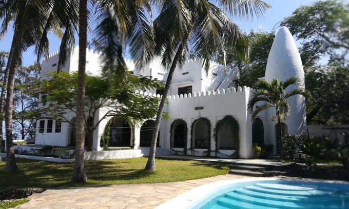 Malindi House | Oceanfront Serenity at Cagiugua with Pool and Spa