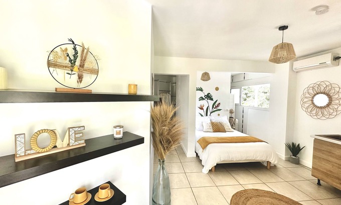 Dampierre Bed & Breakfast | Explore Cahya Lodge: Top-Rated Stay with Pool & Breakfast