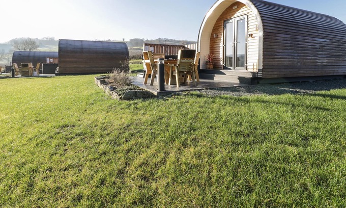 Llanfyllin Cottage | CAIN, romantic, character holiday cottage, with hot tub in Llanfyllin