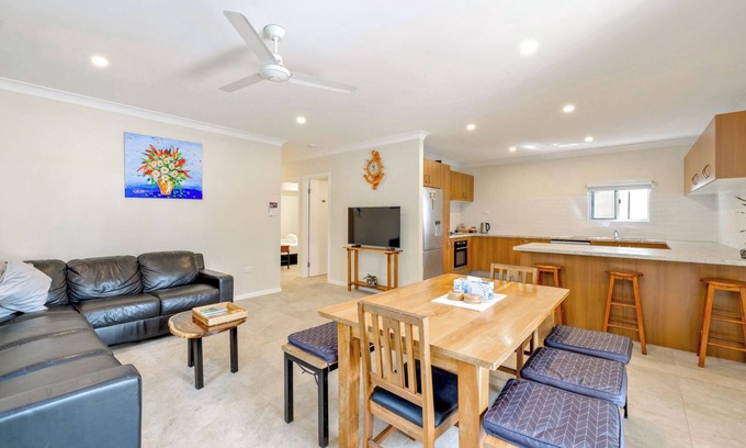 Cairns House | Experience Cairns Central: Walk to Attractions & Enjoy Amenities