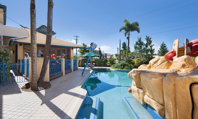 Earlville Hotel | Discover Cairns Southside International with Pool & Breakfast