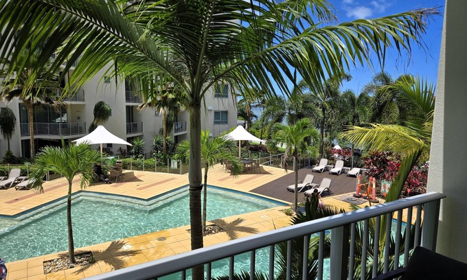 Cairns Apartment | Cairns Tropical Reefside Family Apartment