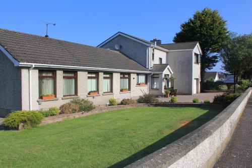Ballygally Bed & Breakfast | Delightful Cairnview Bed and Breakfast with Oceanfront Views