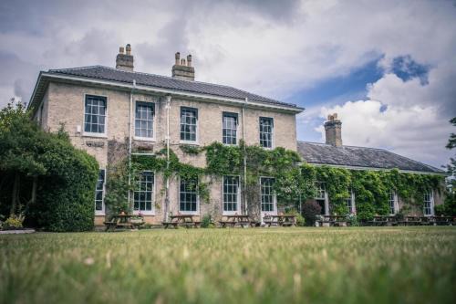Caistor St Edmund Hotel | Discover Caistor Hall: 9/10 Rated, Pet-Friendly Retreat