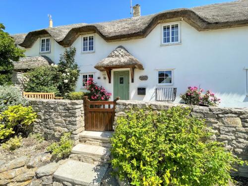 West Lulworth House | Pet-Friendly Cajun Cottage: 4-Star Retreat with High Ratings