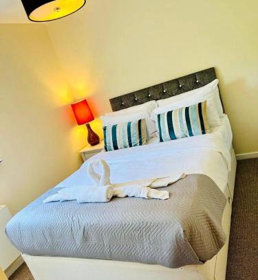 Niddrie Apartment | Family Retreat at Cakemuir Detached House with Garden