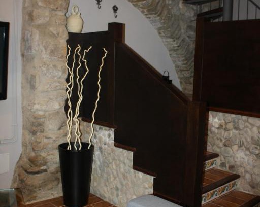 Besalu House | Relax at Cal Arxè: Family-Friendly Hotel with Pool