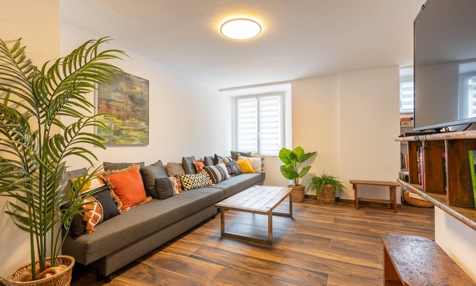 Err Apartment | Scenic Cal Bourquets with Spa, Breakfast & Family Amenities