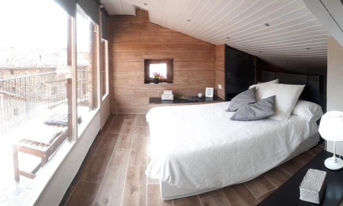 Pardines Apartment | Child-Friendly Retreat at Cal Dalmau Apartaments Átic