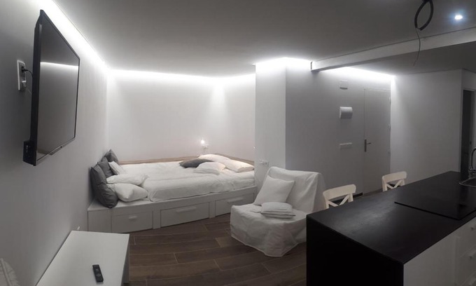 Pardines Apartment | Cozy Cal Dalmau Apartments Loft with Breakfast Included