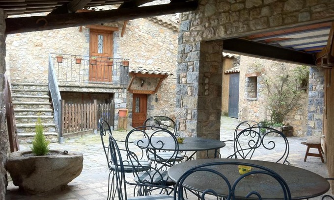 Tuixent House | Budget-Friendly Getaway at Cal Gabriel with Restaurant & Breakfast
