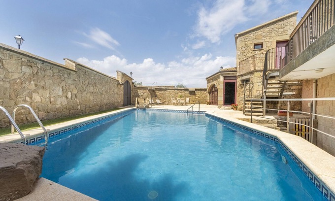 Els Plans de Sio House | Cal Maso: Relaxing Retreat with Pool and Spa Amenities