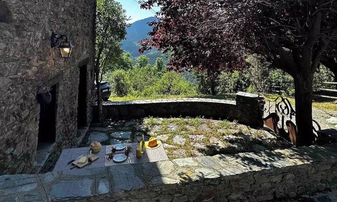 Toses Cottage | CAL Petit Cozy Mountain Retreat for Families and Pets