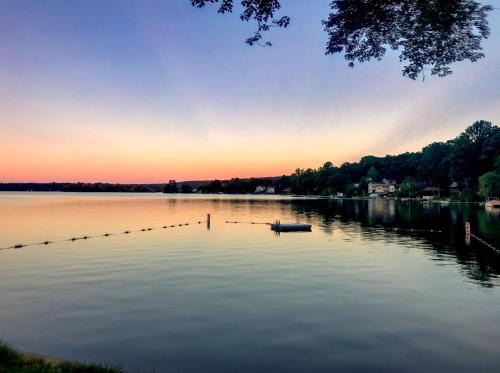 Lake Pocotopaug House | Pet-Friendly Caladan Cottage Lake House for Your Family Retreat